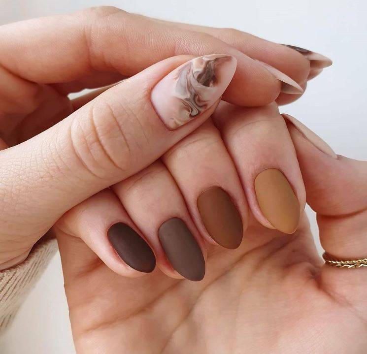 Diseños de uñas en tonos marrones Diseños de uñas en tonos marrones