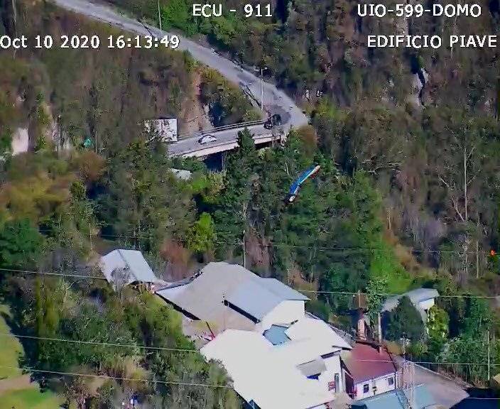 Ciudadano quedó atrapado en un árbol junto a su parapente en Guápulo