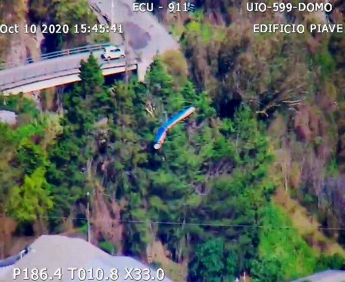 Ciudadano quedó atrapado en un árbol junto a su parapente en Guápulo
