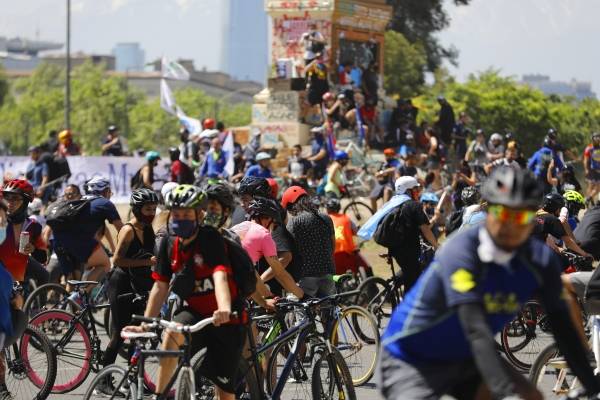Multitudinaria caravana de ciclistas por el "Apruebo" se congregaron en Plaza Italia