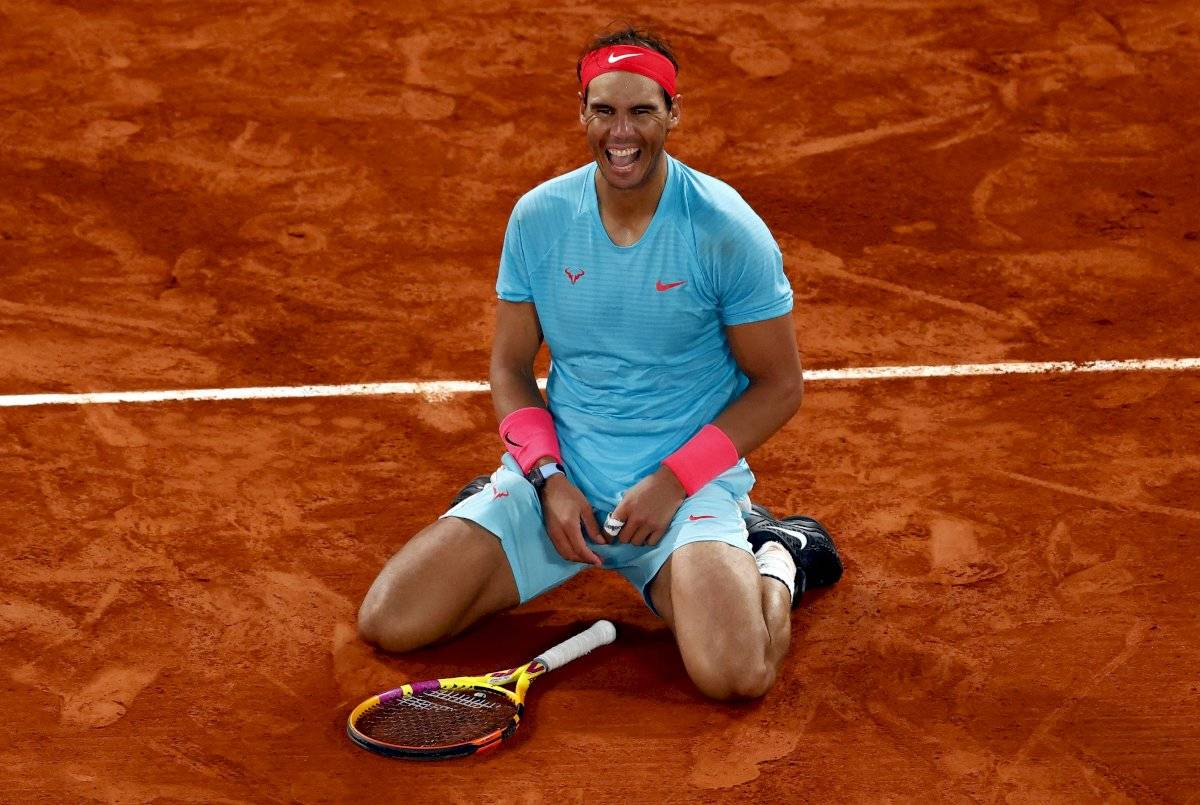 Rafael Nadal de España reacciona después de ganar contra Novak Djokovic de Serbia