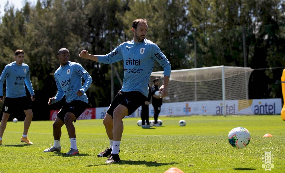 El futbolista Diego Godín durante un entrenamiento hoy, en el Complejo Celeste de Montevideo (Uruguay)