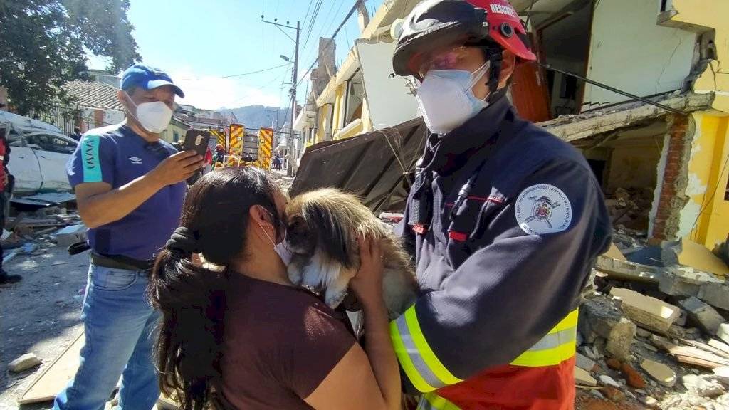 Entregan perrito a su dueña tras la explosión