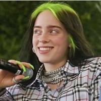Billie Eilish luce irreconocible sin su ropa holgada, vistiendo unos pants cortos y top que deja ver sus encantos
