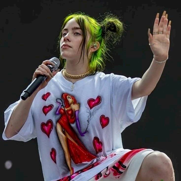 Billie Eilish reaparece sin su ropa holgada y sorprende al lucir un pants corto y top nude en Los Ángeles