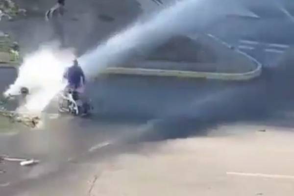 Plaza Italia: hombre en silla de ruedas fue impactado por chorro de carro lanzaagua de Carabineros