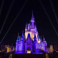 Castillo de Disney se ilumina para celebrar campeonato de Lakers