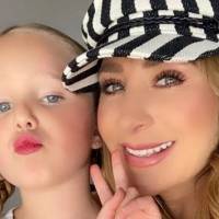 Hija de Geraldine Bazán copia el look de su mamá con pantalón de cuero, playera blanca y chamarra de mezclilla