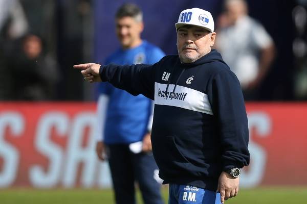 Diego Maradona fue aislado por contacto estrecho con asistente con síntomas de covid