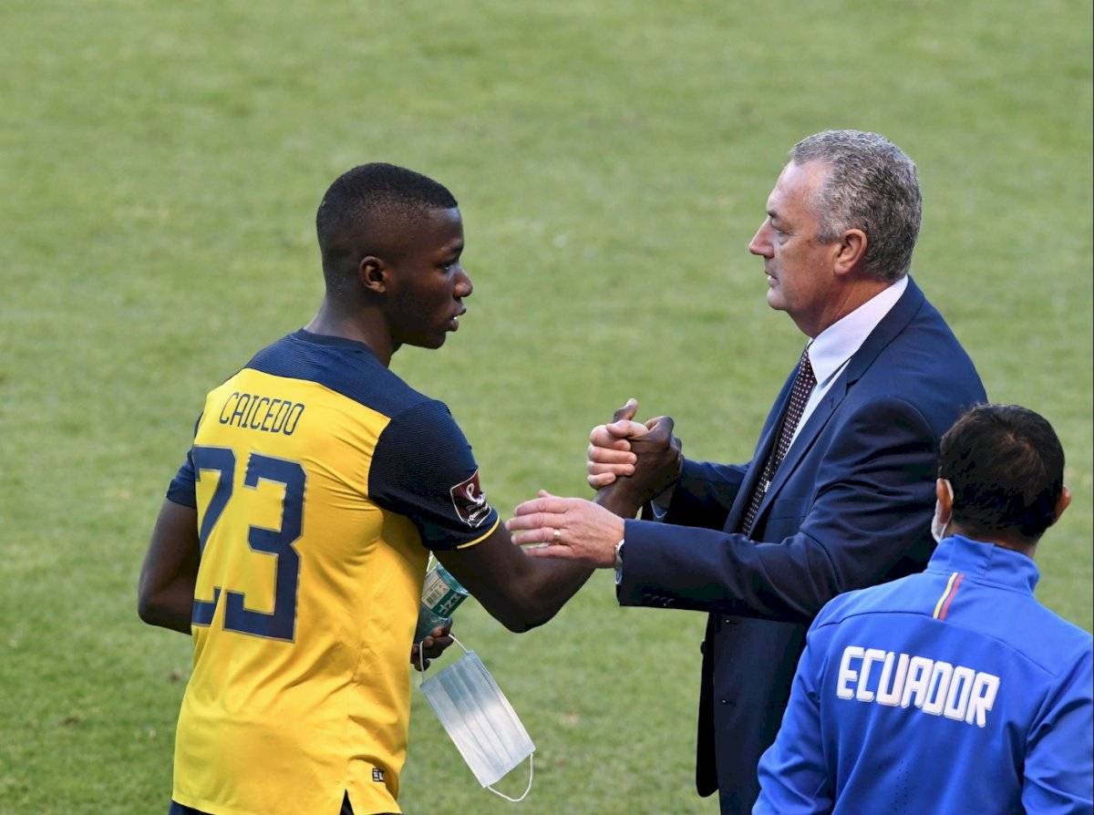 El DT de la Selección de Ecuador, Gustavo Alfaro, junto con Moisés Caicedo