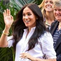 Meghan Markle combina un vestido plisado verde esmeralda floreado con un blazer en un look elegante y casual
