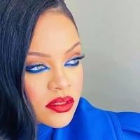 Rihanna hipnotiza con un mini vestido rosa plisado de transparencias, chamarra de gamuza y sandalias de plumas