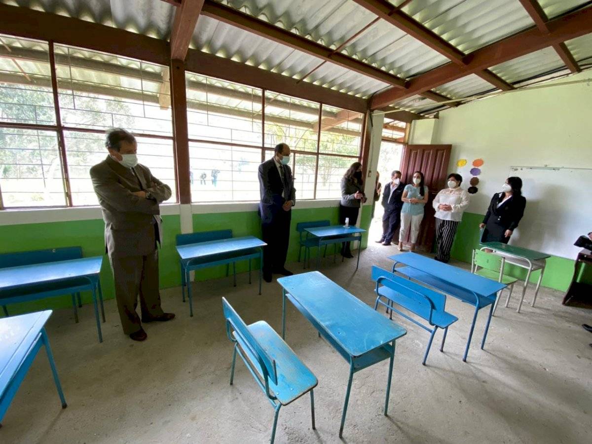 Planteles educativos públicos en Ecuador retornan progresivamente a clases
