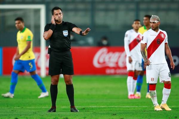 "Se robó el show": prensa peruana arremete contra árbitro chileno Julio Bascuñán tras derrota ante Brasil