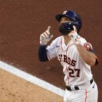 Jonrones de George Springer y José Altuve mantienen vivos a los Astros