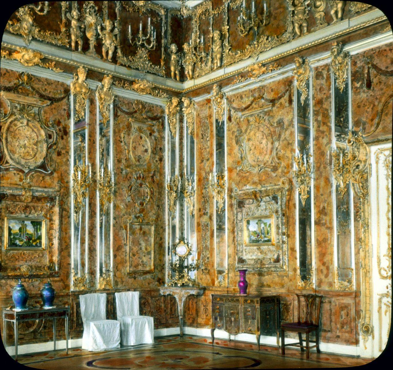 Cámara de Ámbar, un tesoro ruso saqueado por el poderío nazi durante la invasión de 1941. 