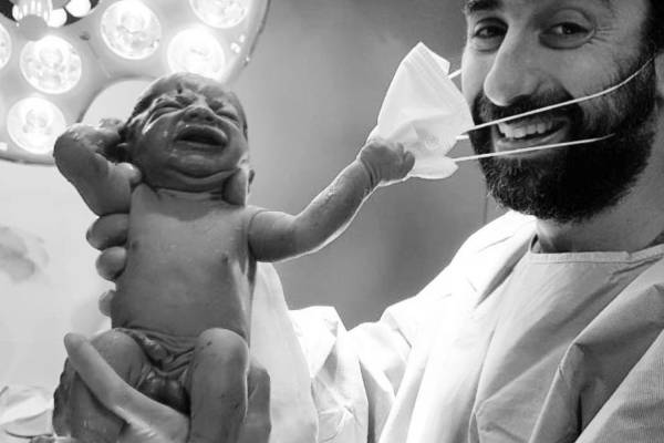 ¿Símbolo de esperanza?: imagen de recién nacido quitándole la mascarilla a doctor se vuelve viral