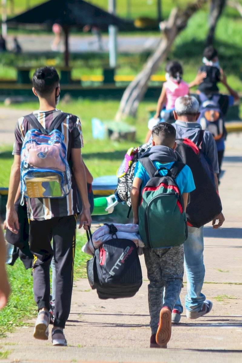 Venezolanos salen caminando del país huyendo de la crisis