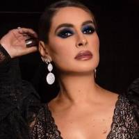 Galilea Montijo conquista con un original pantalón de mezclilla que sus fans amaron junto a una blusa negra en transparencia