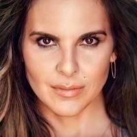 Kate del Castillo muestra su sencilla sala de estar mientras comparte con sus papás en Navidad