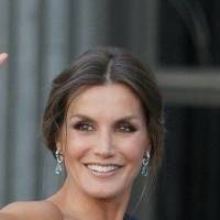 Letizia deslumbra con un vestido azul noche decorado con más de mil perlas y una abertura infinita en su pierna