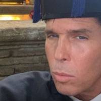 Roberto Palazuelos recibe Honoris Causa; genera críticas y burlas en redes