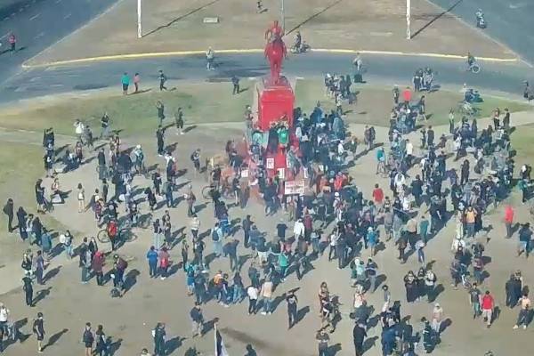 Plaza Italia: manifestantes pintan estatua del general Baquedano de color rojo