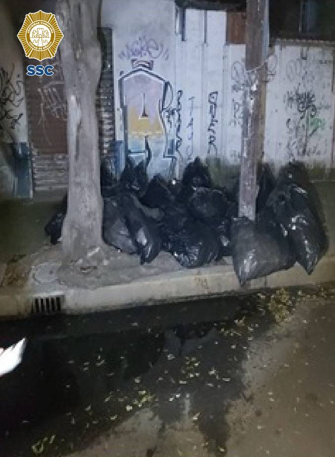 Bolsas abandonadas con medicamentos.