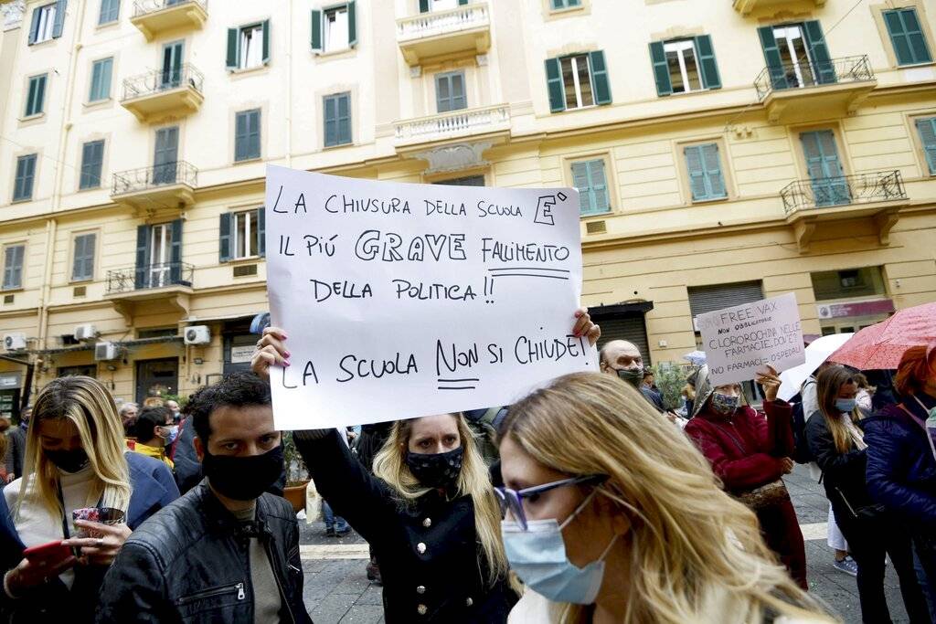 Gente protesta durante una manifestación contra la decisión del gobernador de Campania de cerrar las escuelas durante dos semanas debido al brote de COVID-19, en Nápoles, Italia