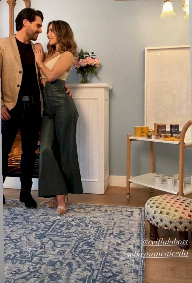 Carmen Villalobos fascina en una pantalón de cuero verde palazzo y un mini top nude