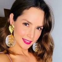 Carmen Villalobos fascina con un outfit de pantalón de cuero verde palazzo y un mini top nude