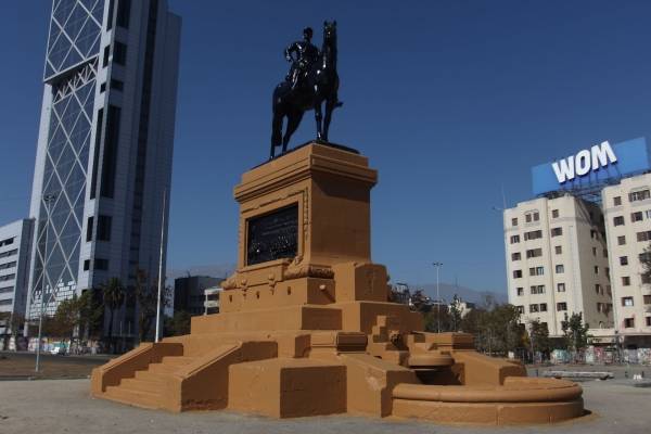 Monumento del general Baquedano amaneció reluciente: volvió a sus colores normales tras ser pintado de rojo en las manifestaciones