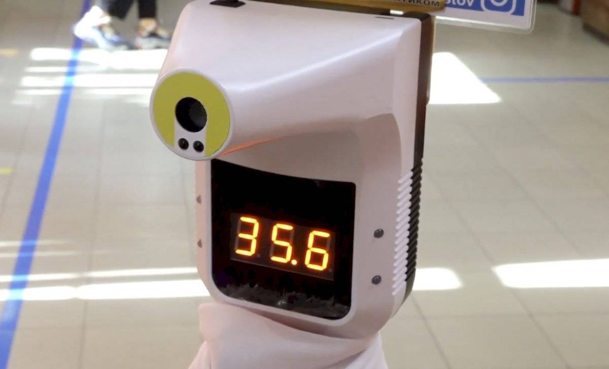 Robot recibe y mide la temperatura de los pacientes de un hospital infantil en Rusia