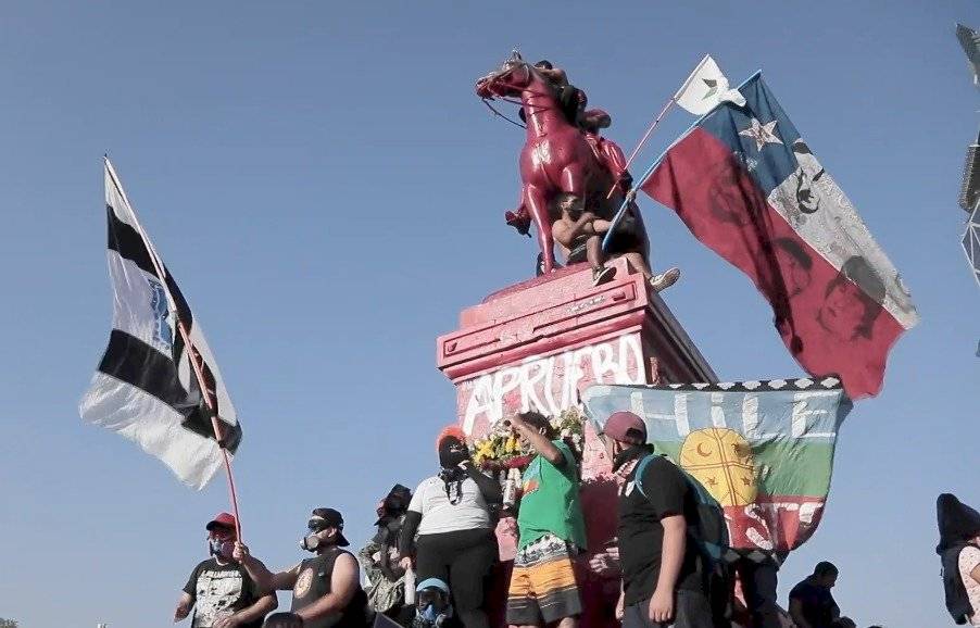 Miles de personas conmemoran el aniversario de las protestas contra el gobierno chileno