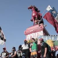 Chilenos conmemoran el aniversario de las protestas contra el gobierno