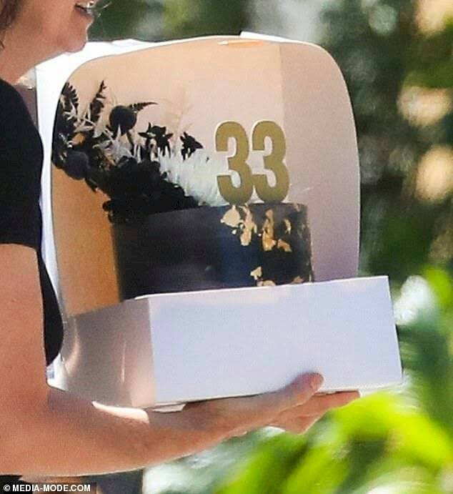 Zac Efron celebra su cumpleaños 33 y su novia luce encantadora con un mini vestido negro combinado con camisa oversize
