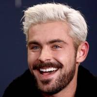 Zac Efron celebra su cumpleaños 33 y su novia luce encantadora con un mini vestido negro combinado con camisa oversize