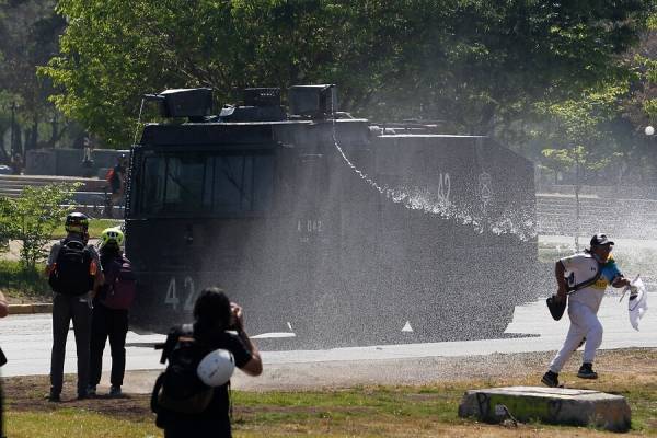 Aniversario del 18-O: se registran primeros incidentes y manifestantes se toman monumento a Baquedano