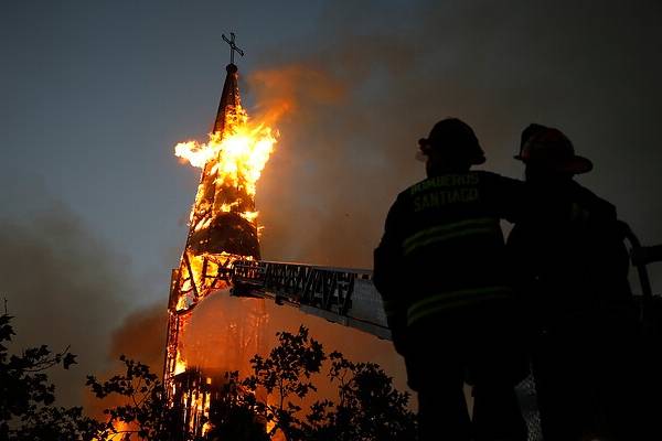 La lenta agonía bajo el fuego de la iglesia de la Asunción: las impactantes imágenes del derrumbe de la parroquia