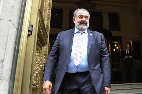 Monumento de Baquedano: Andrónico Luksic y Tomás Hirsch protagonizan duro cruce en Twitter