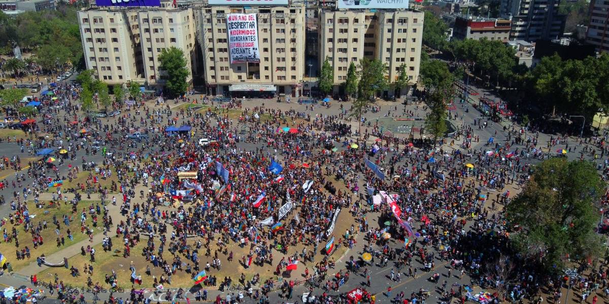 Aniversario de protestas en Chile: manifestantes toman la Plaza Italia Aniversario de protestas en Chile: manifestantes toman la Plaza Italia