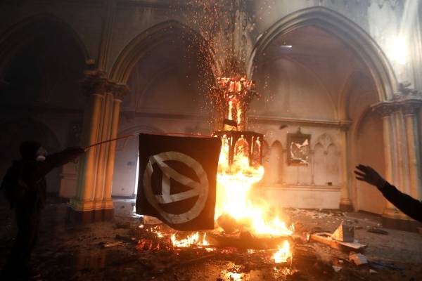 Funcionario de la Armada detenido en protesta quedó con firma y Gobierno alista querella