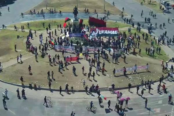 A un año del estallido social: se empiezan a congregar manifestantes en torno a la Plaza Italia