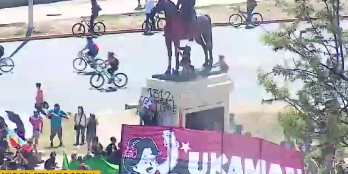 Video muestra cómo volvieron a pintar de rojo el monumento del general Baquedano en Plaza Italia