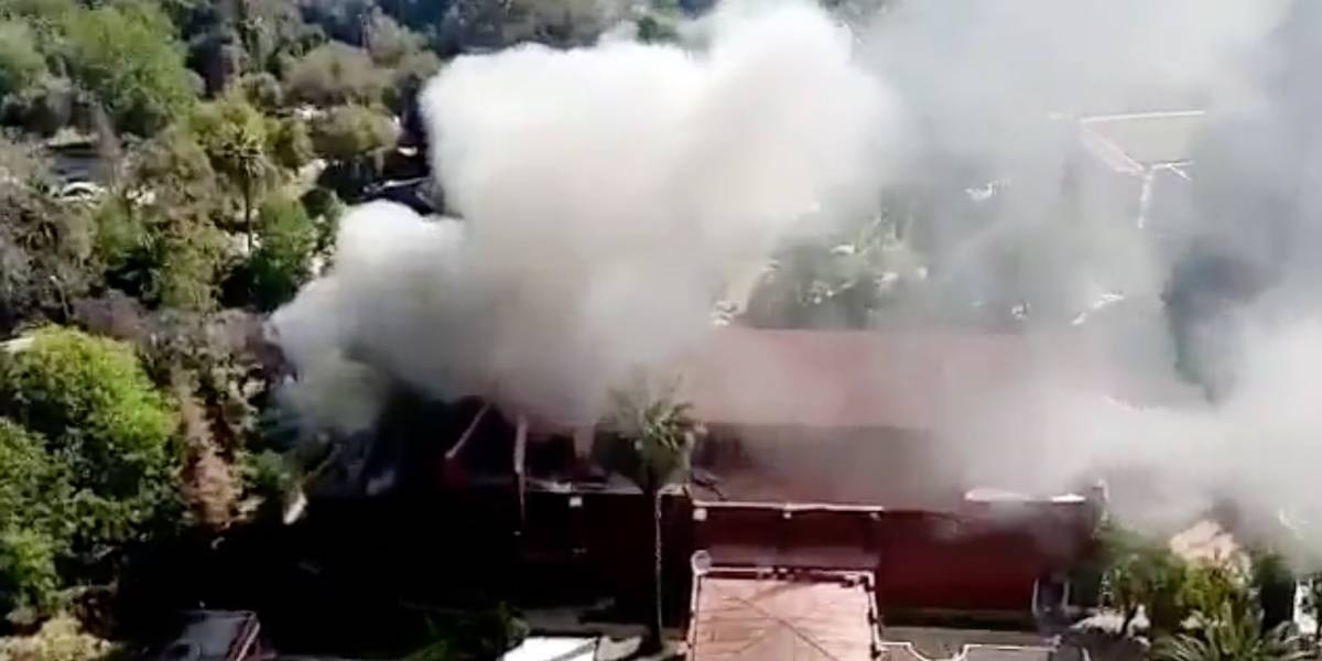 Incendio en la Iglesia de Carabineros encapuchados ingresaron y realizaron barricadas con lo saqueado