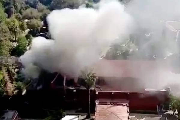 "La única Iglesia que ilumina es la que arde": joven se hace viral con imagen dentro de incendiada iglesia de Carabineros