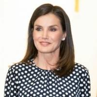 Reina Letizia enamora con una falda lápiz color menta y una blusa de seda blanca