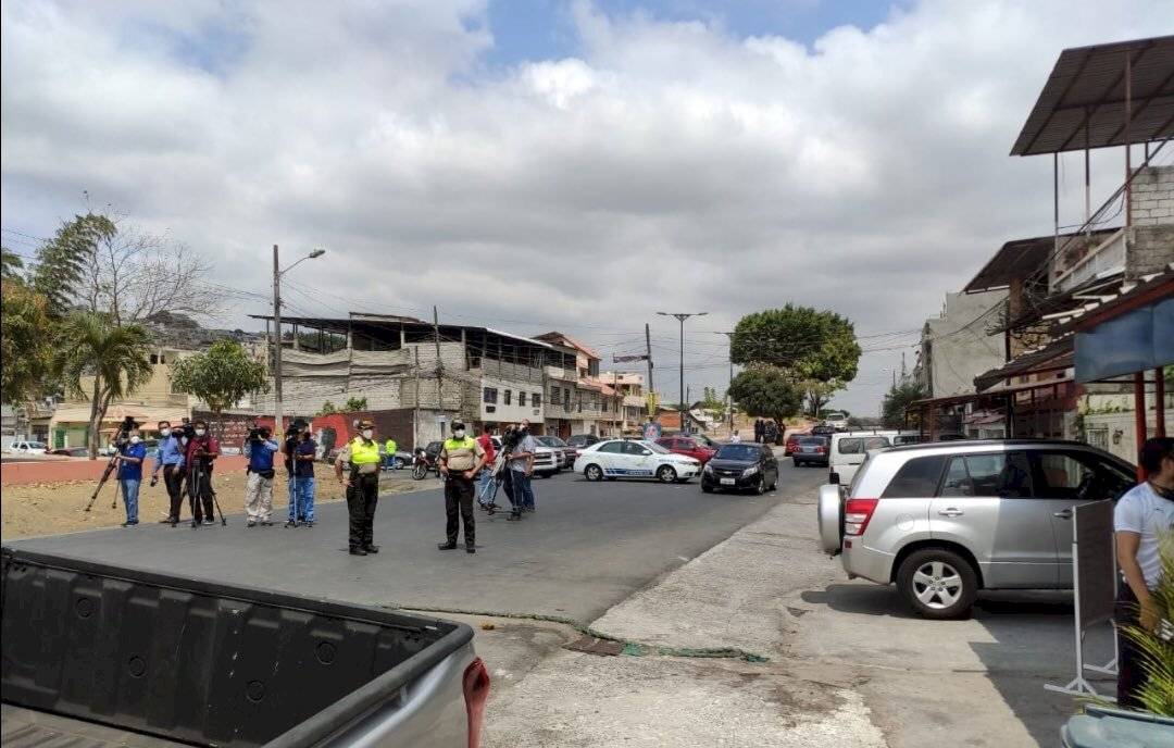 Policía vestido de civil disparó en la cabeza a un presunto asaltante durante un robo en Guayaquil