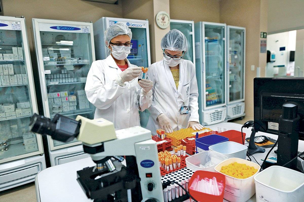 Pesquisadores em busca de uma vacina