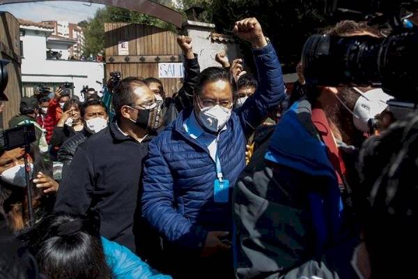 Luis Arce saluda luego de votar en una escuela en la ciudad de La Paz